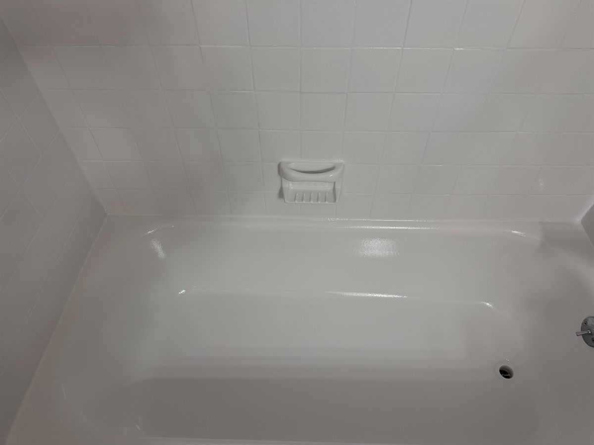 Refinished bathtub basin and tile surround in gloss white